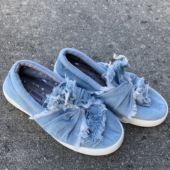 Sneakers - Picture 2 of 4